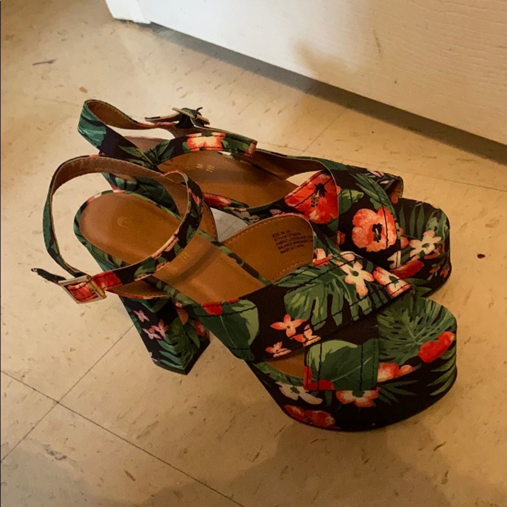 Platform flower pattern heels